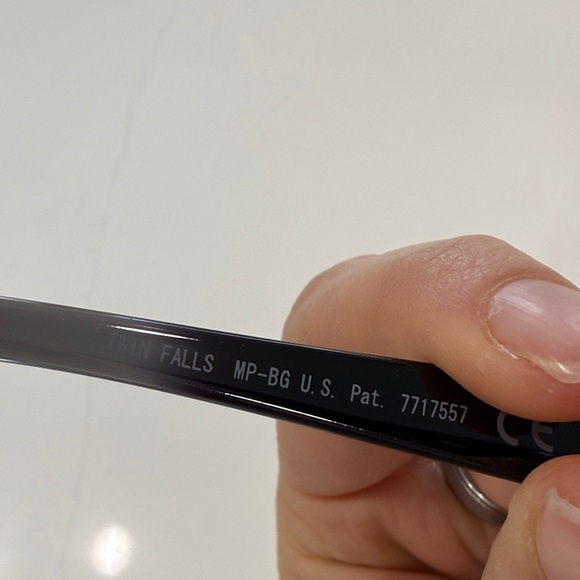 Maui Jim Black Sunglasses with Black Case - Picture 7 of 8